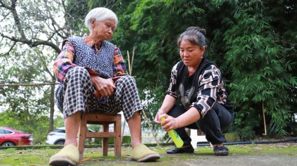 婆媳变“母女”!丈夫“走”后她带着婆婆改嫁 婆媳变“母女”!丈夫“走”后她带着婆婆改嫁