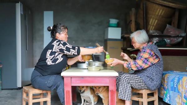 婆媳变“母女”!丈夫“走”后她带着婆婆改嫁 婆媳变“母女”!丈夫“走”后她带着婆婆改嫁