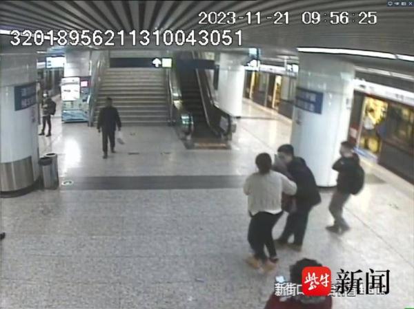 七旬大妈地铁车厢里突然晕倒    热心乘客、站务工作人员上演“爱心接力”
