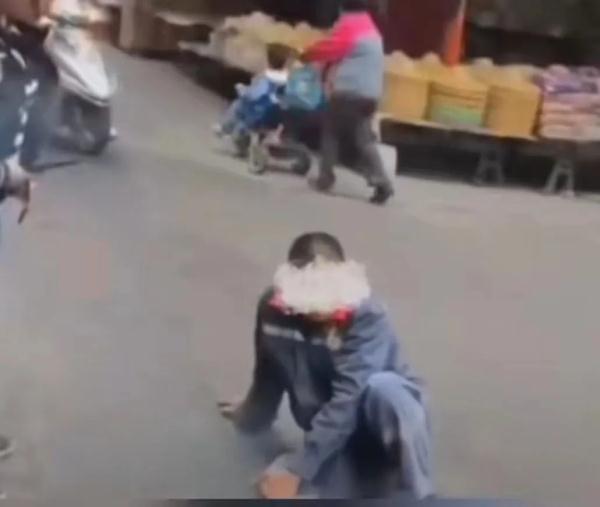 交警用警棍击倒骑车男子？官方通报：已停职！