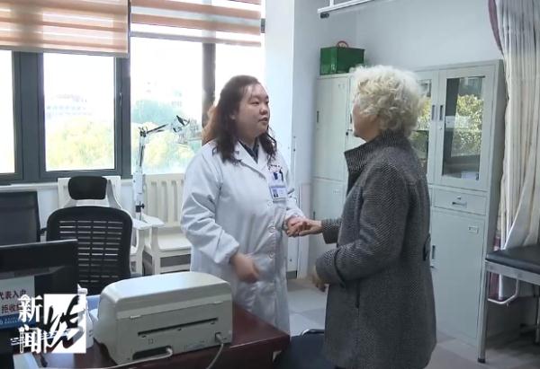 上海地铁车厢,这突发的一幕!阿姨一记头懵特…急寻当时女子! 上海地铁车厢,这突发的一幕!阿姨一记头懵特…急寻当时女子!