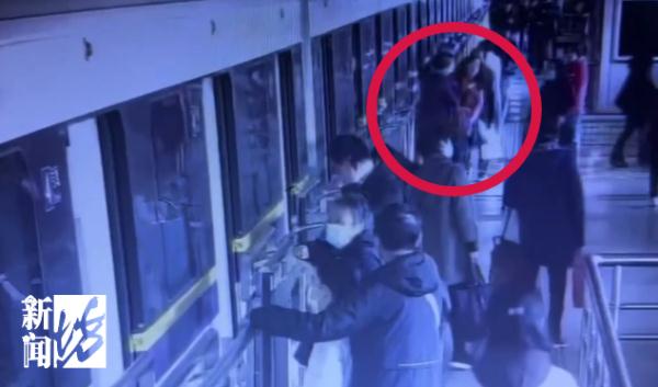 上海地铁车厢,这突发的一幕!阿姨一记头懵特…急寻当时女子! 上海地铁车厢,这突发的一幕!阿姨一记头懵特…急寻当时女子!