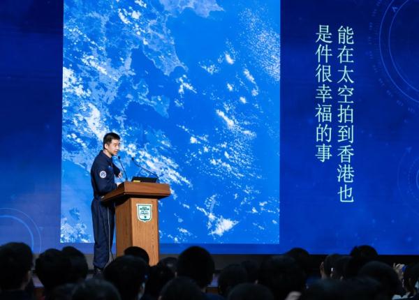 “能在太空拍到香港，也是件很幸福的事”