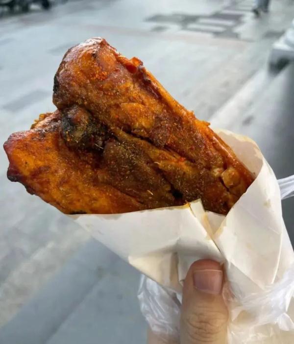 不输清华鹅腿阿姨！上海复旦财大有自己的灌饼阿姨！炒饭小哥、肉夹馍阿叔也抢手