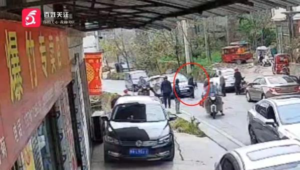 1岁幼童掉入河中，奶奶跑进车流求救！危急时刻……