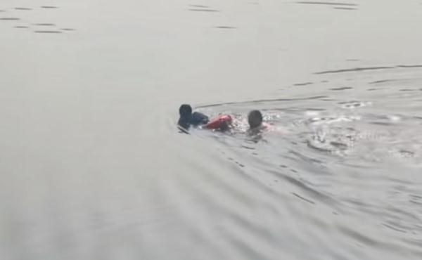 外卖小哥跳桥救人,上岸后两单外卖准时送达 外卖小哥跳桥救人,上岸后两单外卖准时送达