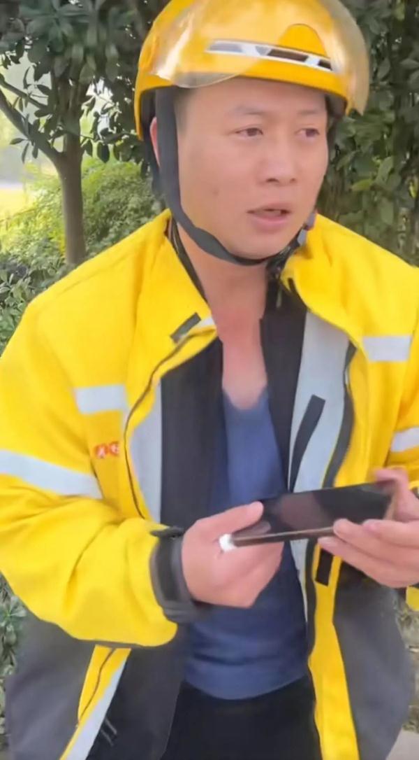 外卖小哥跳桥救人,上岸后两单外卖准时送达 外卖小哥跳桥救人,上岸后两单外卖准时送达