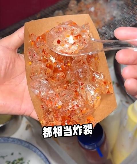 东北小吃“烤冰溜子”在南方夜市火了!东北人:没吃过! 东北小吃“烤冰溜子”在南方夜市火了!东北人:没吃过!