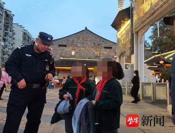 三名小学生玩“躲猫猫”忘了时间，家长找不到人急得报警