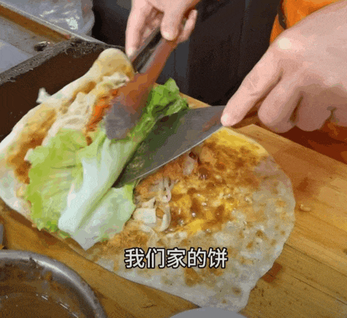 不输清华鹅腿阿姨！上海复旦财大有自己的灌饼阿姨！炒饭小哥、肉夹馍阿叔也抢手