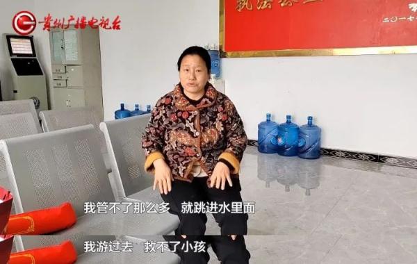 1岁幼童掉入河中，奶奶跑进车流求救！危急时刻……