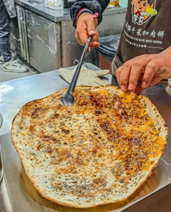 不输清华鹅腿阿姨！上海复旦财大有自己的灌饼阿姨！炒饭小哥、肉夹馍阿叔也抢手