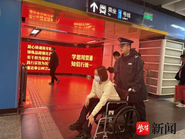 七旬大妈地铁车厢里突然晕倒    热心乘客、站务工作人员上演“爱心接力”