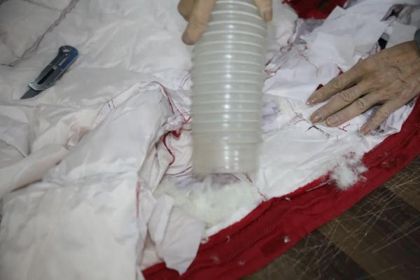 这届年轻人快把羽绒服“玩坏”了！军大衣翻红热销，旧羽绒服还能这样改→