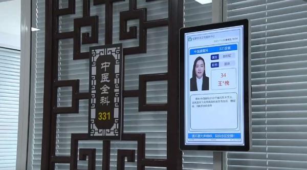 上海地铁车厢,这突发的一幕!阿姨一记头懵特…急寻当时女子! 上海地铁车厢,这突发的一幕!阿姨一记头懵特…急寻当时女子!