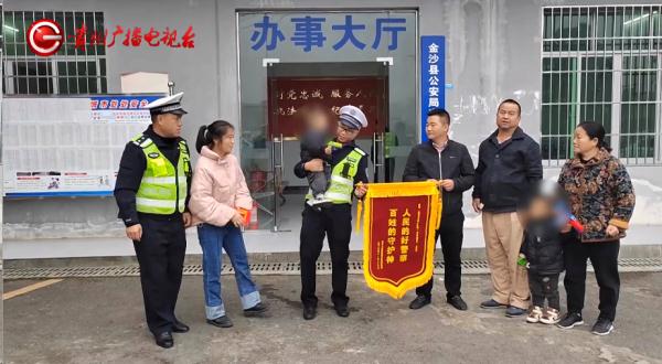 1岁幼童掉入河中，奶奶跑进车流求救！危急时刻……