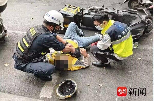 外卖小哥遇车祸突发病，辅警巡逻遇到暖心救援
