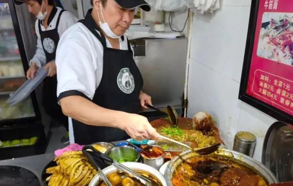 不输清华鹅腿阿姨！上海复旦财大有自己的灌饼阿姨！炒饭小哥、肉夹馍阿叔也抢手