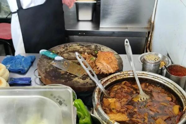 不输清华鹅腿阿姨！上海复旦财大有自己的灌饼阿姨！炒饭小哥、肉夹馍阿叔也抢手