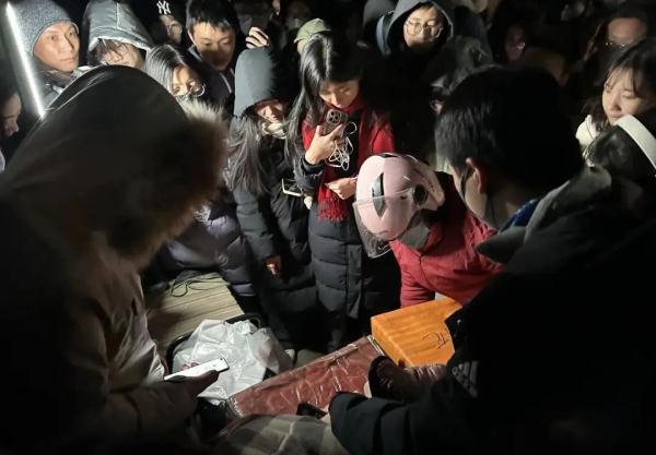“鹅腿阿姨”现身:压力很大,只想平平安安做烧烤 “鹅腿阿姨”现身:压力很大,只想平平安安做烧烤