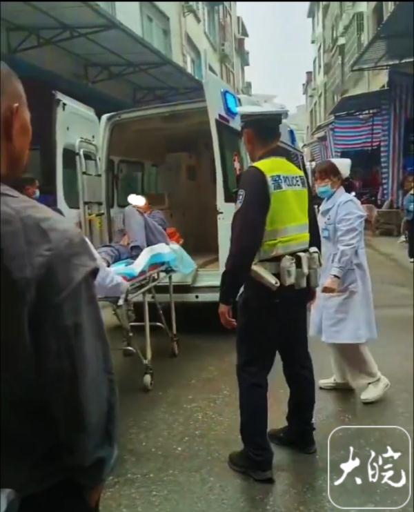 男子因未戴头盔被交警持棍击倒？官方通报！