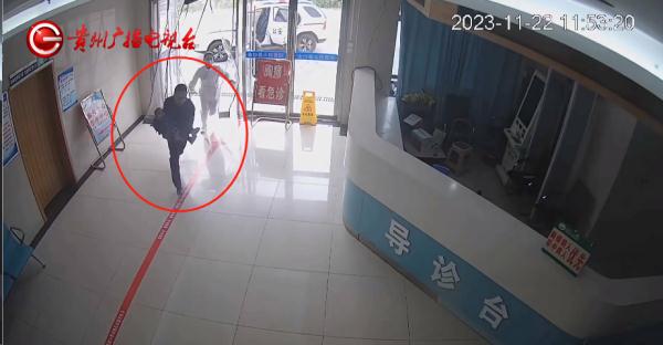 1岁幼童掉入河中，奶奶跑进车流求救！危急时刻……