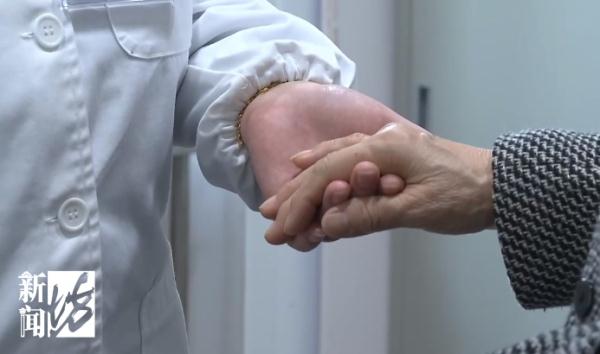 上海地铁车厢,这突发的一幕!阿姨一记头懵特…急寻当时女子! 上海地铁车厢,这突发的一幕!阿姨一记头懵特…急寻当时女子!