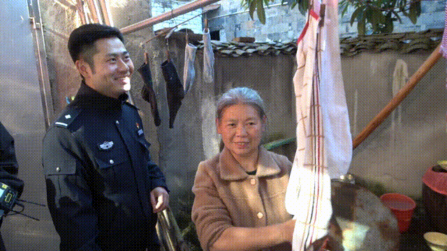 恭喜，他们领证了！