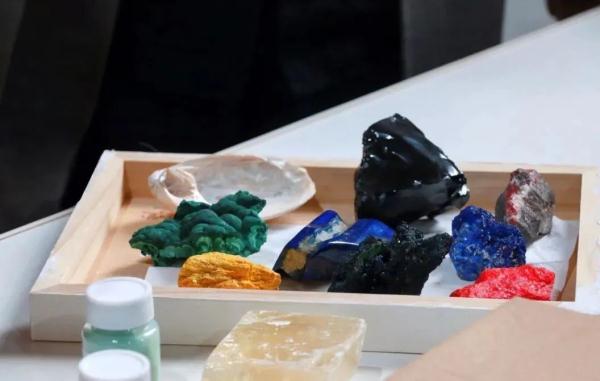 要画画先采矿？这个冷门技艺被她带火，成品惊艳......