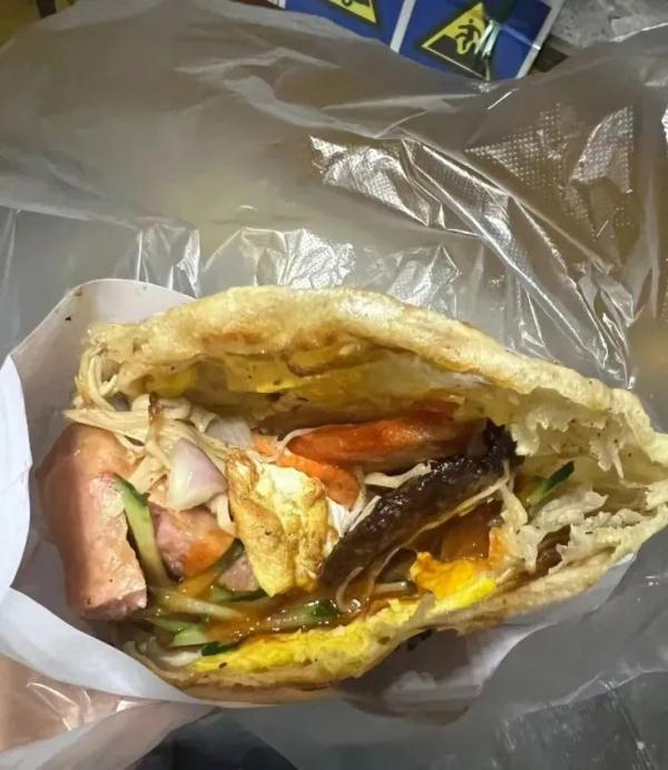 不输清华鹅腿阿姨！上海复旦财大有自己的灌饼阿姨！炒饭小哥、肉夹馍阿叔也抢手