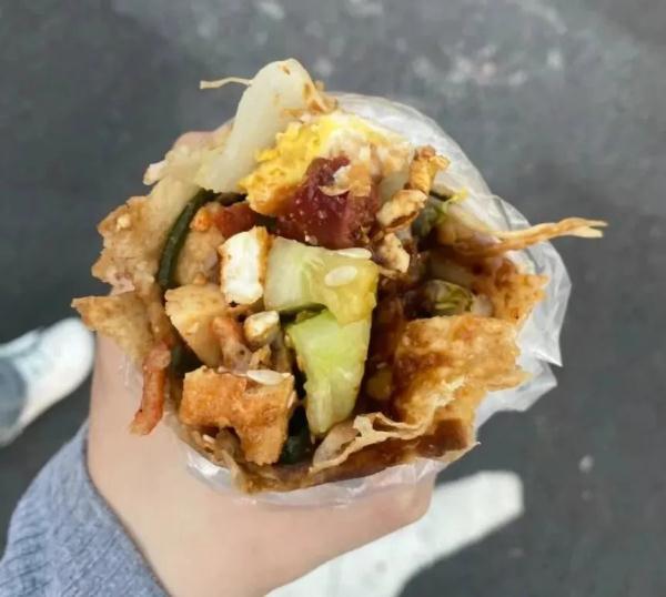 不输清华鹅腿阿姨！上海复旦财大有自己的灌饼阿姨！炒饭小哥、肉夹馍阿叔也抢手