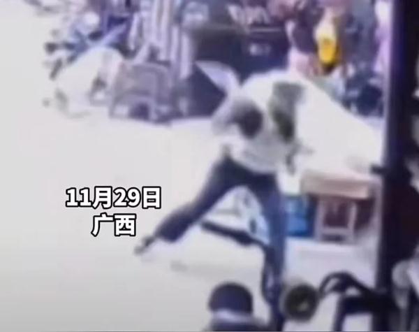 交警用警棍击倒骑车男子？官方通报：已停职！