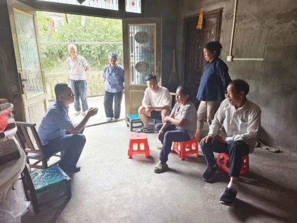 恭喜，他们领证了！