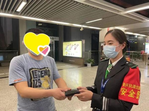 女子手机掉进轨道，伸手去捡发生意外