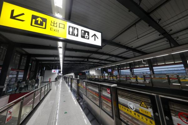 女子手机掉进轨道，伸手去捡发生意外