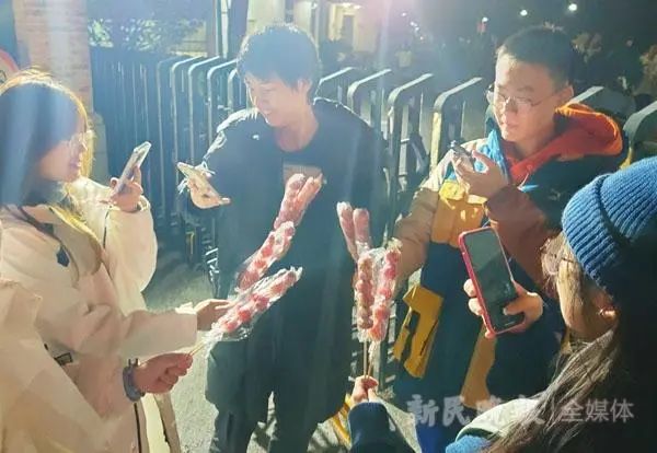 继“鹅腿阿姨”走红后，上海五角场大学生狂抢“糖葫芦叔叔”