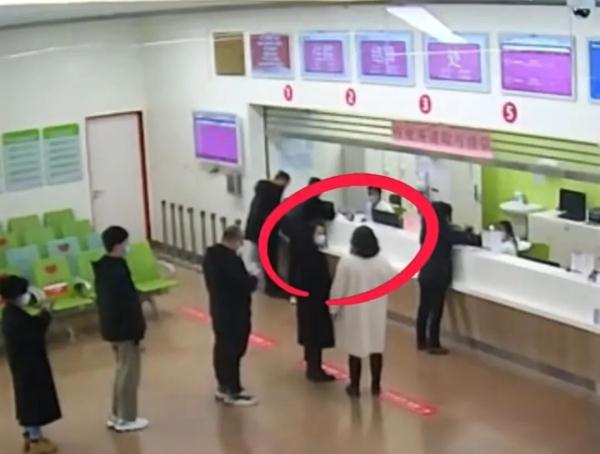 医院排队交费,孕妇引发的暖心“接龙” 医院排队交费,孕妇引发的暖心“接龙”