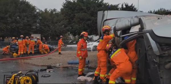 警方通报｜今晨广东汕头货车追尾侧翻，致4人受伤