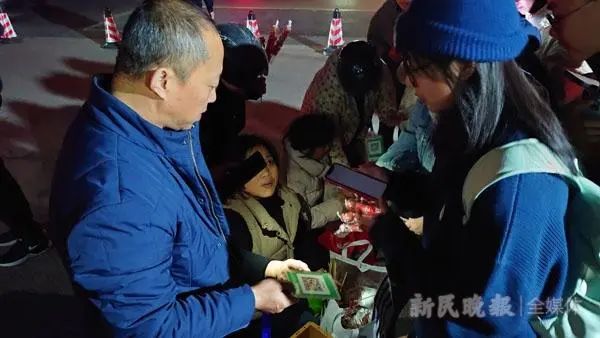 继“鹅腿阿姨”走红后，上海五角场大学生狂抢“糖葫芦叔叔”