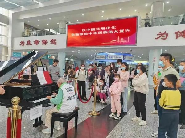 超治愈！广州89岁“钢琴奶奶”已在此演奏了3个多月……