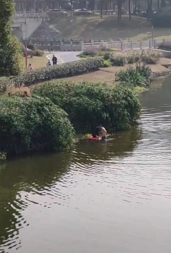 牛!外卖小哥送餐途中跳河救人,上岸后两单外卖准时送达 牛!外卖小哥送餐途中跳河救人,上岸后两单外卖准时送达