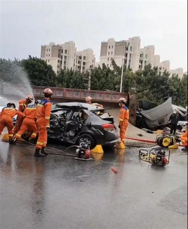 广东汕头一大货车追尾小车，致多车损毁严重！警方通报