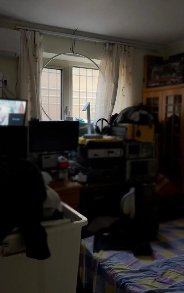 挡阳光、碍通风，北京这个小区4米高的围墙为了啥？