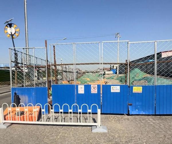 非高峰堵成大红线，工地围好却无人施工，北京这条路能如期完工吗？