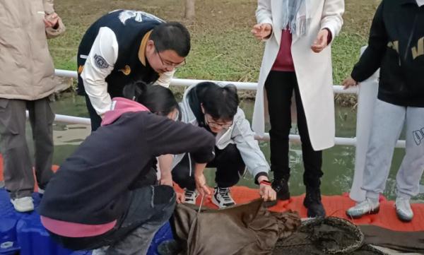 鱼虾是课上捞的，韭菜盒子是实验室做的……原来这就是知识的味道～