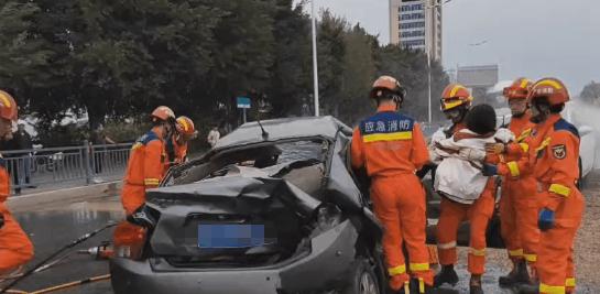 警方通报｜今晨广东汕头货车追尾侧翻，致4人受伤