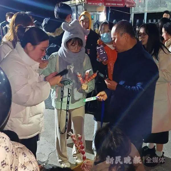 继“鹅腿阿姨”走红后，上海五角场大学生狂抢“糖葫芦叔叔”