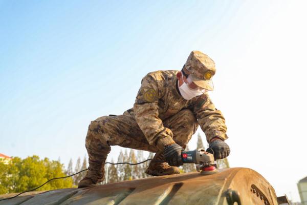 多部队开展装备换季保养工作，为战斗力“加油”