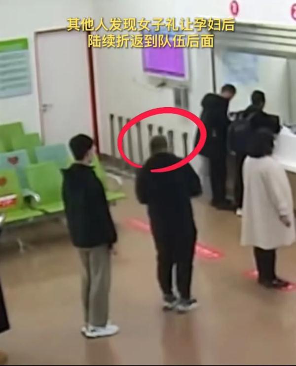 医院排队交费,孕妇引发的暖心“接龙” 医院排队交费,孕妇引发的暖心“接龙”