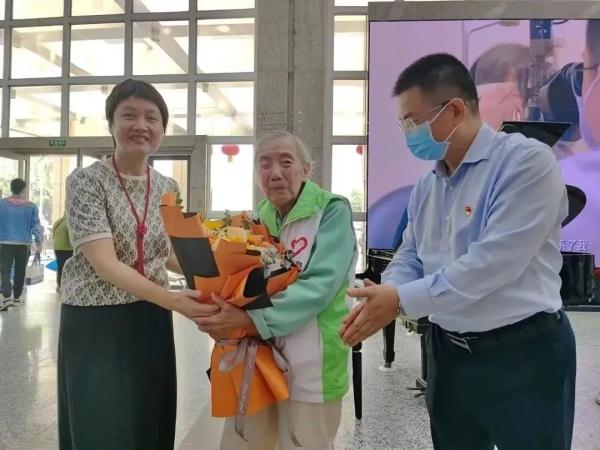 超治愈！广州89岁“钢琴奶奶”已在此演奏了3个多月……